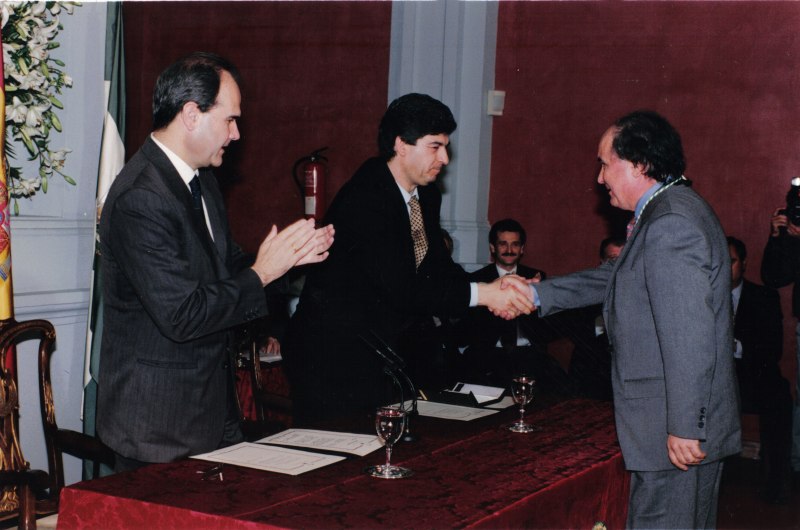 1994 - Recibiendo la medalla de Oro de Andalucía